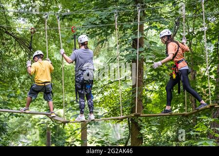 Familienspaß bei Screaming Eagle Aerial Adventures im Chattahoochee Nature Center in Roswell (Metro Atlanta), Georgia. (USA) Stockfoto