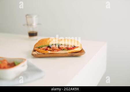 Traditionelle vietnamesische Frühstück Gericht namens Banh MI Xiu Mai Stockfoto