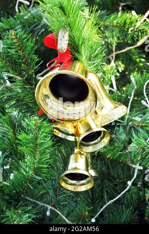 Kleine goldene Glockenschmuck auf weihnachtsbaum Stockfoto