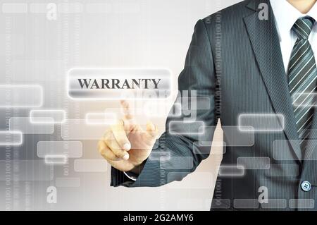Geschäftsmann berührt GARANTIESCHILD Stockfoto