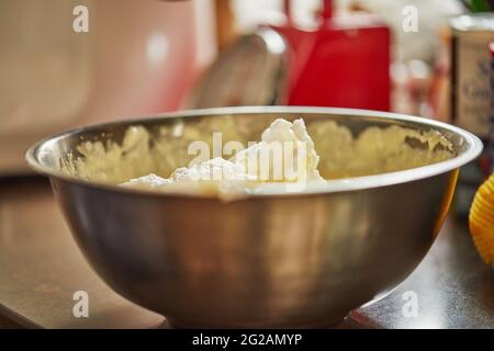 Fertigteig in Metallschüssel für die Herstellung von Käsekuchen mit Schale, Schritt-für-Schritt-Rezept aus dem Internet Stockfoto
