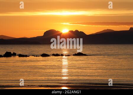 Sonnenaufgang über dem Berg Suilven von Mellon Udrigle, NW Highlands, Schottland, Großbritannien aus gesehen Stockfoto