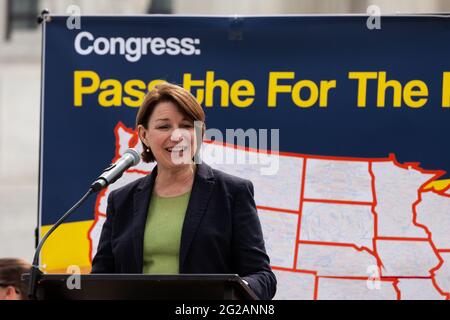 Washington, DC, USA, 9. Juni 2021. Im Bild: Senatorin Amy Klobuchar aus Minnesota spricht bei einer Kundgebung, um den for the People Act am Obersten Gerichtshof zu verabschieden. Kredit: Allison Bailey / Alamy Live Nachrichten Stockfoto