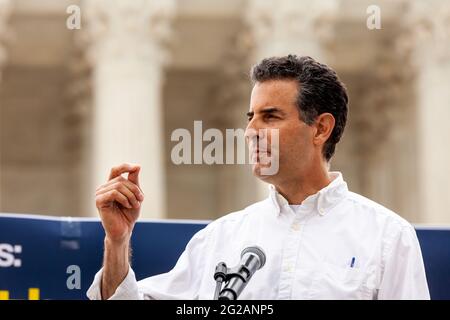 Washington, DC, USA, 9. Juni 2021. Im Bild: Der Kongressabgeordnete John Sarbanes aus Maryland spricht bei einer Kundgebung, um das for the People Act vor dem Obersten Gerichtshof zu verabschieden. Kredit: Allison Bailey / Alamy Live Nachrichten Stockfoto