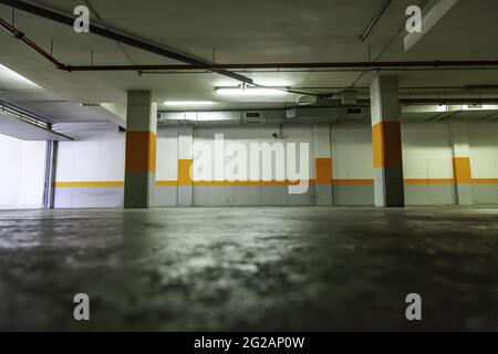 Innenraum der Garage Parkplatz, Bau und Architektur, Transport und Fahrzeug Stockfoto