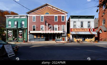 Schaufensterfronten an der Main Street im Rosendale Village, New York. Mit dem Rosendale Theater, dem Big Cheese Café, Alternative Baker, Belltower Venue Stockfoto