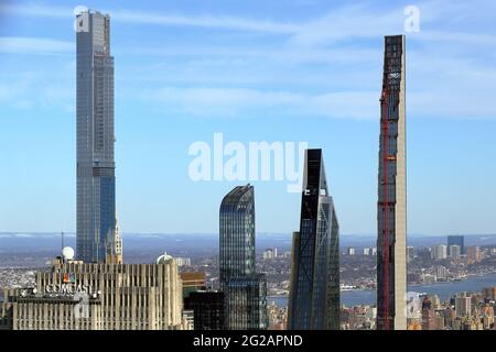 Luftaufnahme von den höchsten Wolkenkratzern der Wohngegend entlang der Billionaire's Row in Manhattan, New York, NY, USA. Stockfoto