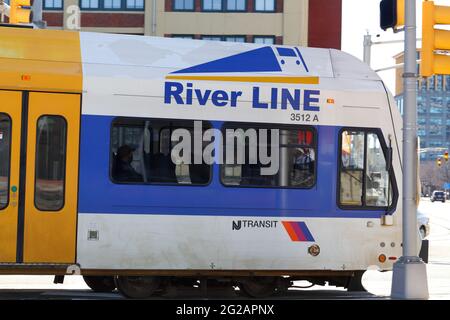 Eine NJ Transit River Line Diesel-Stadtbahn in der Nähe der Camden Waterfront in New Jersey. Stockfoto