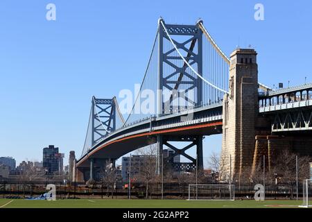 Die Benjamin Franklin Brücke über den Delaware River zwischen Camden und Philadelphia. Stockfoto