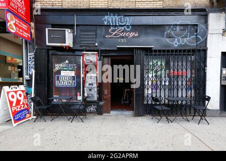 Lucy's aka Blanche's Tavern, 135 Avenue A, New York, NYC Foto von einer alten Bar im East Village-Viertel von Manhattan. Stockfoto