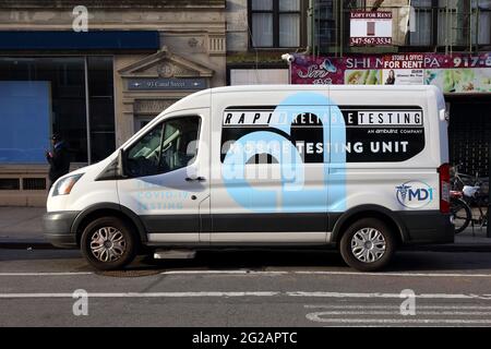 Eine mobile Testeinheit für den Covid-19 von Ambulnz/Rapid Reliable Testing in New York City Stockfoto