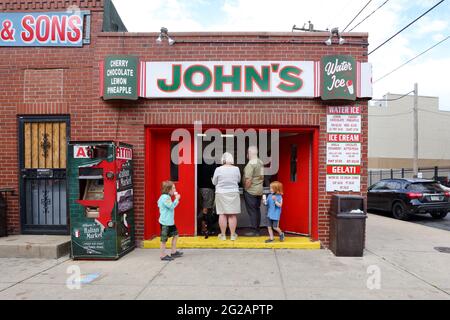 John's Water Ice, 701 Christian St, Philadelphia, PA. Außenfassade einer italienischen Eis- und Eisdiele im Bella Vista-Viertel. Stockfoto