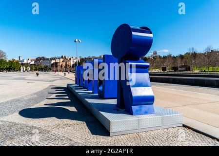 Madrid, Spanien - 14. März 2021: Die Briefe von Madrid Rio an der Promenade am Ufer des Flusses Manzanares Stockfoto