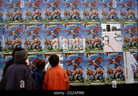 Sarajevo, Bosnien und Herzegowina. März 1997. Kinder in der Stadt schauen sich Plakate für „Superman: Deadly Legacy“ an, ein „humanitäres Comicbuch“ in einer Sonderausgabe mit Superman, das das „Bewusstsein für Landminen“ bei Kindern fördert, insbesondere aus Ländern, in denen es nach dem Krieg aktive Landminen gibt. Das Superman-Comic wurde 1996 von DC Comics, der US-Regierung und dem UNICEF (International Children's Emergency Fund) veröffentlicht. Der Bosnienkrieg, ethnisch verwurzelter Krieg in Bosnien und Herzegowina, der von 1992 bis 1995 im ehemaligen Jugoslawien stattfand. Stockfoto