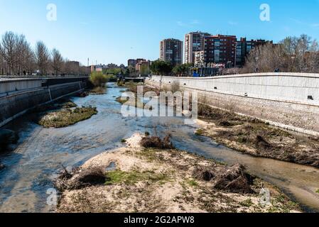 Madrid, Spanien - 14. März 2021: Der Fluss Manzanares mit wenig Wasser und Stadtbild von Madrid Rio Stockfoto