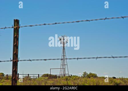 Windpumpe auf Ackerland im Bundesstaat Oklahoma Stockfoto