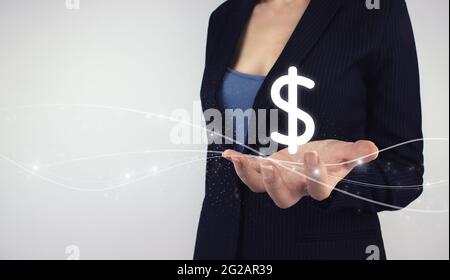 Konzept der Geldverdienen-Idee. Hand halten digitales Hologramm Dollar-Zeichen auf grauem Hintergrund. Konzept der Versicherung oder Bank, Währungswachstum. Stockfoto