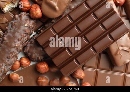 Verschiedene leckere Süßigkeitenbars und Nüsse, Nahaufnahme Stockfoto