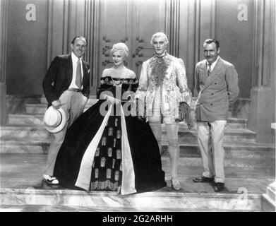 JACK L. WARNER DOLORES COSTELLO JOHN BARRYMORE und Regisseur ALAN CROSLAND am Set offen während der Dreharbeiten zu WHEN A MAN LOVES aka HIS LADY (in Großbritannien) 1927 Regisseur ALAN CROSLAND aus dem Roman Histoire du Chevalier des Grieux et de Manon Lescaut von Abbé Prévost nach Bess Meredyth Warner Bros Stockfoto