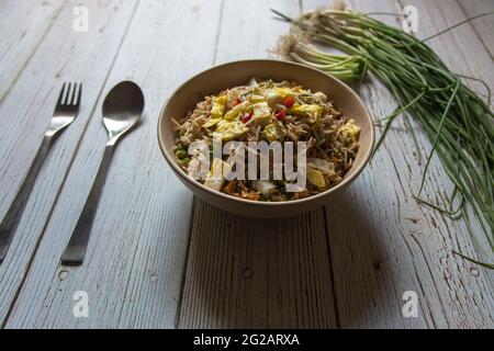 Chinesische Küche gebratener Reis in einer Schüssel. Nahaufnahme. Stockfoto