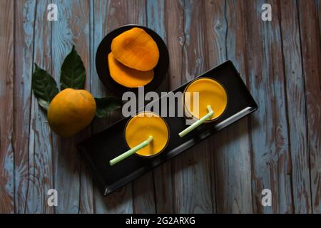 Erfrischendes Mango-Shake-Getränk, ideal für die Sommersaison. Draufsicht Stockfoto