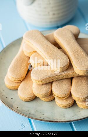 Italienischer Keks savoiardi. Süße Kekse. Biskuit-Kekse tiramisu auf blauem Tisch. Stockfoto