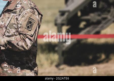 Capu Midia, Rumänien - 9. Juni 2021: Details mit dem Reiter der US Army Ranger auf den Schulterärmeln eines Offiziers. Stockfoto