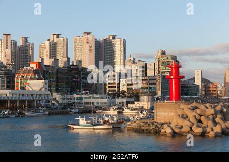 Busan, Südkorea - 16. März 2018: Fischerboote werden in einem kleinen Hafen der Stadt Busan vertäut Stockfoto