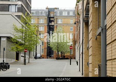 London, Großbritannien - 21. April 2021: Blick auf den Grosvenor Hill im luxuriösen Stadtteil Mayfair im Zentrum von London. Links ist ein Zweig des gagosianischen G Stockfoto