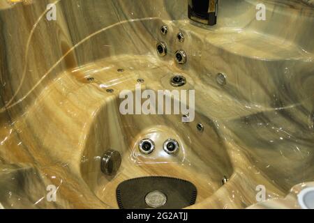 Nahaufnahme eines Whirlpools im öffentlichen Raum des luxuriösen Wellness-Spas Stockfoto