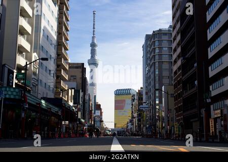 Ansicht des Tokyo Sky Tree und des Hauptgebäudes der Asahi Group von der Kaminarimon-Dori Street, während des japanischen Neujahrs, Asakusa, Tokio, Japan Stockfoto