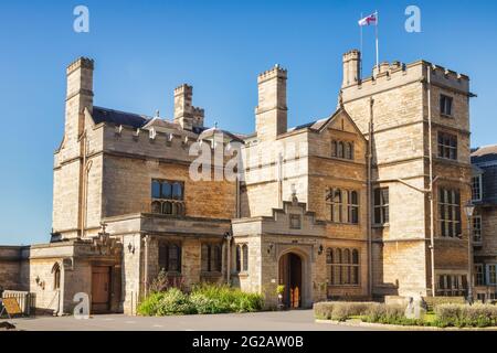 2. Juli 2019: Lincoln, Großbritannien - der alte Bischofspalast, oder Edward King House, an einem Sommertag. Dies ist eine viktorianische Rekonstruktion des mittelalterlichen Palastes, Stockfoto