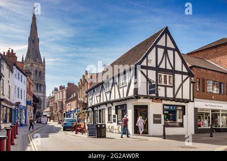 4. Juli 2019: Newark on Trent, Nottinghamshire, Großbritannien - Einkaufen in Middle Gate und Kirk Gate, mit Blick auf die historische Pfarrkirche St. Mary Magdal Stockfoto