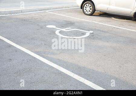 Behinderten Parkplatz Schild Stockfoto