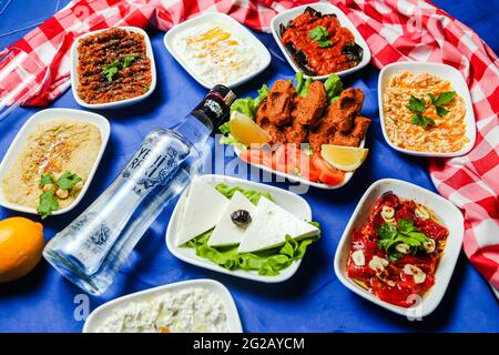 CIG kofte, ein rohes Fleischgericht in türkischer Sprache mit türkischem Getränk Stockfoto