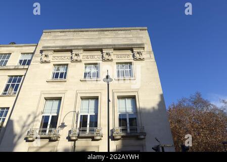 London, England, Großbritannien. London School of Hygene and Tropical Medicine (LSHTM) in der Keppel Street, Bloomsbury. Namen an der Fassade: William Crawford GORGAS Stockfoto