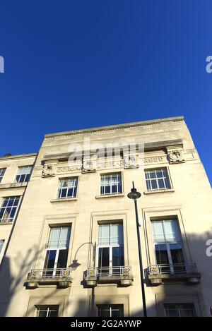 London, England, Großbritannien. London School of Hygene and Tropical Medicine (LSHTM) in der Keppel Street, Bloomsbury. Namen an der Fassade: William Crawford GORGAS Stockfoto