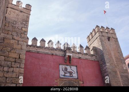 Königliche Alcazare von Sevilla. Tor des Löwen. Der Haupteingang Stockfoto