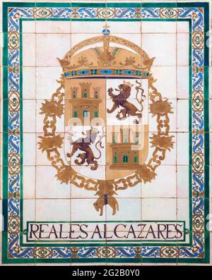 Sevilla, Spanien - 27. September 2020: Königliche Alcazare von Sevilla. Wappen glasiert gefliest Stockfoto