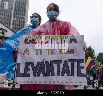 Bogota, Kolumbien. Juni 2021. Ein Demonstrator hält ein Schild mit der Aufschrift „Kolumbien, ich sage Ihnen, dass Sie aufwachen“, als während der Überprüfungstreffen der Vereinten Nationen und der CIDH im Rahmen von regierungsfeindlichen Protesten in Kolumbien Demonstrationen vor den Eingang des Hotels Tequendama gingen, die bei einem Monat andauernden Protest zu mindestens 70 Toten führten. Am 9. Juni 2021 in Bogota, Kolumbien. Kredit: Long Visual Press/Alamy Live Nachrichten Stockfoto