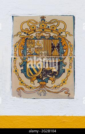 Sevilla, Spanien - 27. September 2020: Königliche Alcazare von Sevilla. Wappen glasiert gefliest aus der Patio de Banderas Sektion Stockfoto