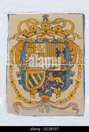 Sevilla, Spanien - 27. September 2020: Königliche Alcazare von Sevilla. Wappen glasiert gefliest aus der Patio de Banderas Sektion Stockfoto