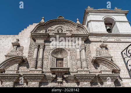 Flache Außenansicht der Jesuitenkirche Iglesia de la Compañía im historischen Zentrum von Arequipa, Peru Stockfoto