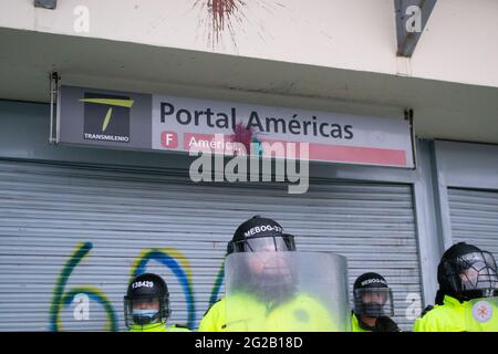 Bogota, Kolumbien. Juni 2021. Polizeibeamte bewachen die Tür des Transmilenio Hub Portal de las Americas, als Demonstrationen im Süden Bogotas auf dem Portal de las Americas, das von den Demonstranten als „Portal Resistencia“ bezeichnet wurde, zu Beginn der sechsten Woche regierungsfeindlicher Proteste gegen die Steuer- und Gesundheitsreform von Präsident Ivan Duque zu Zusammenstößen führten, Gleichheit im Land und Polizeibrutalität. Am 9. Juni 2021 in Bogota, Kolumbien Credit: Long Visual Press/Alamy Live News Stockfoto