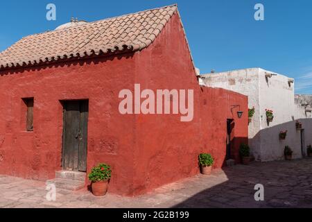 Rotes Haus im Kloster Santa Catalina, Arequipa, Peru Stockfoto