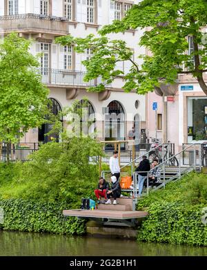 Deliveroo und essen nur Fahrer trinken Ruhe Essen in der Nähe des Flusses Stockfoto