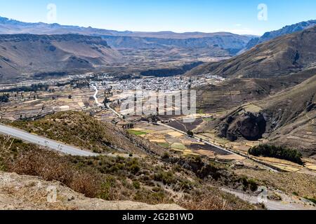 Hochwinkelansicht der Stadt Chivay, in der Nähe des Colca Canyon, Peru Stockfoto