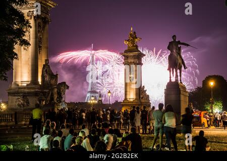 FRANKREICH. PARIS (7. BEZIRK). FEUERWERK AM EIFFELTURM (KREATION: GRUPPE F), ANLÄSSLICH DES NATIONALTAGES (VON DER BRÜCKE ALEXANDRE III) Stockfoto