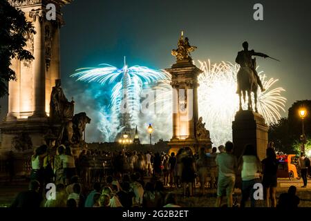 FRANKREICH. PARIS (7. BEZIRK). FEUERWERK AM EIFFELTURM (KREATION: GRUPPE F), ANLÄSSLICH DES NATIONALTAGES (VON DER BRÜCKE ALEXANDRE III) Stockfoto