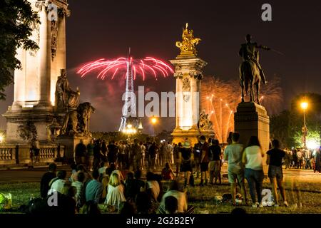 FRANKREICH. PARIS (7. BEZIRK). FEUERWERK AM EIFFELTURM (KREATION: GRUPPE F), ANLÄSSLICH DES NATIONALTAGES (VON DER BRÜCKE ALEXANDRE III) Stockfoto